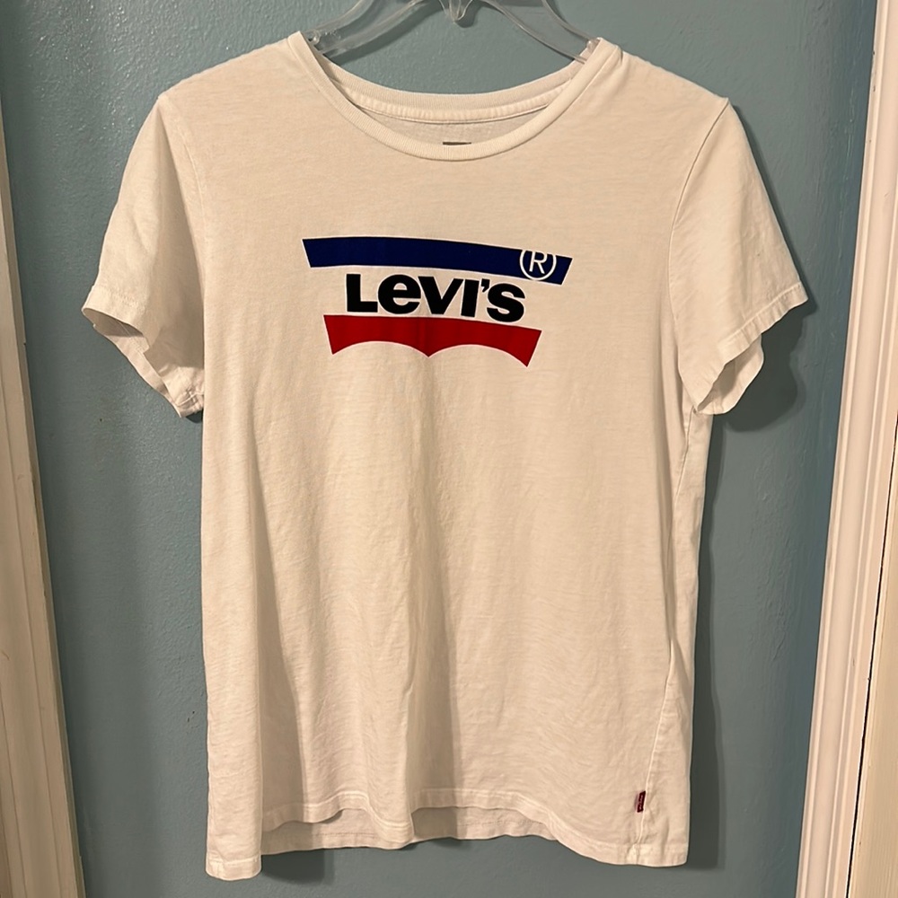 Levi’s short sleeve top. Size medium